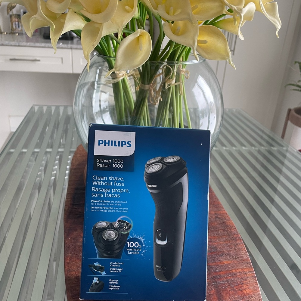 BNWT Philips Shaver 1000 with Blue Packaging